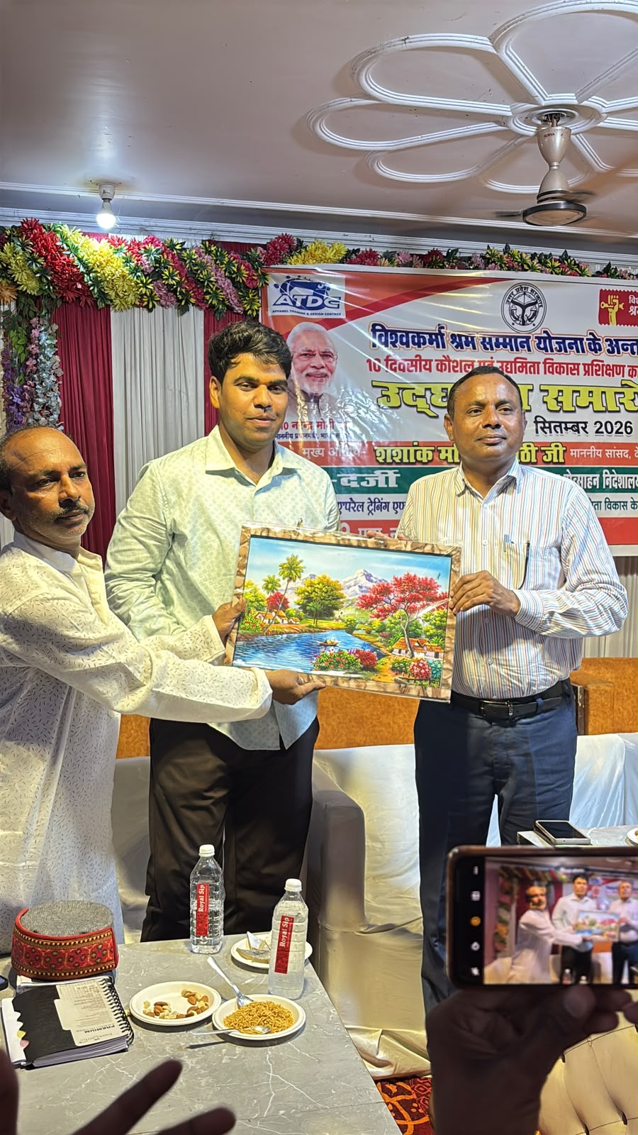 उत्तर प्रदेश सरकार की विश्वकर्मा श्रम सम्मान योजना 2.0 के तहत जनपद देवरिया में पारंपरिक और आधुनिक कारीगरों के लिए कौशल वृद्धि प्रशिक्षण कार्यक्रम का आयोजन किया गया है। देवरिया के सोंदा स्थित नंद पैलेस में इस प्रशिक्षण कार्यक्रम की शुरुआत की गई है