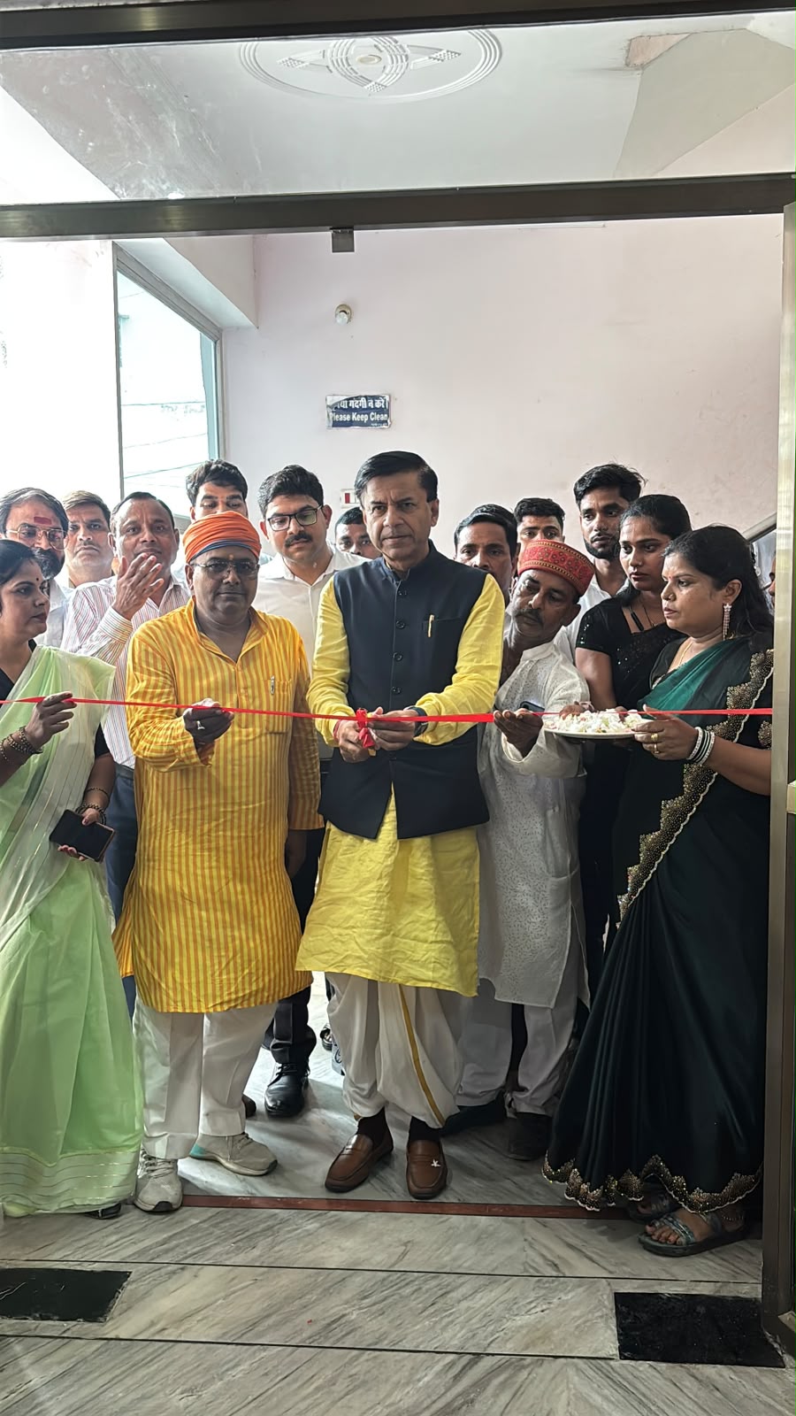 उत्तर प्रदेश सरकार की विश्वकर्मा श्रम सम्मान योजना 2.0 के तहत जनपद देवरिया में पारंपरिक और आधुनिक कारीगरों के लिए कौशल वृद्धि प्रशिक्षण कार्यक्रम का आयोजन किया गया है। देवरिया के सोंदा स्थित नंद पैलेस में इस प्रशिक्षण कार्यक्रम की शुरुआत की गई है